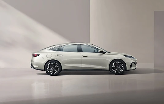 Double waistlines for a dynamic look