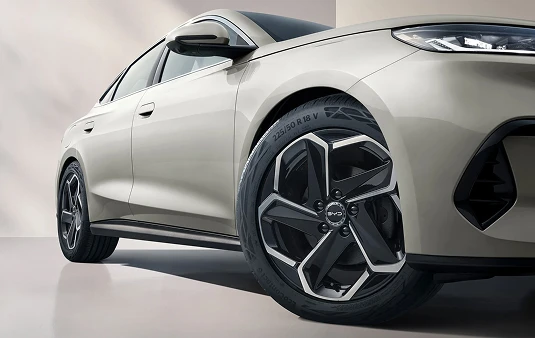 ‘Flying axe’ alloy wheels