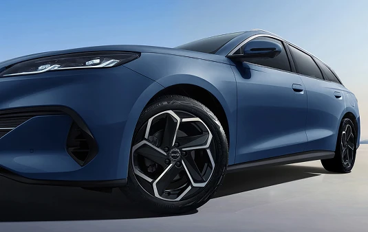 ‘Flying axe’ alloy wheels