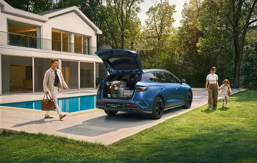 Hands-free power tailgate